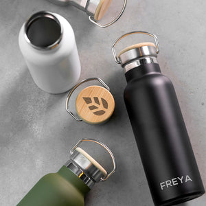 Personalised insulated drinks bottles with bamboo vacuum sealed lids and a carry handle available in matt black, stainless steel, matt green, matt white and matt blue. The bottle can be personalised with a name of your choice which will be engraved in uppercase.