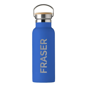 Personalised insulated drinks bottle in matt blue. The bottle has a leak proof bamboo vacuum sealed lid and a carry handle. The bottle can be personalised in a name of your choice which will be printed down the side of the bottle in large uppercase letters.